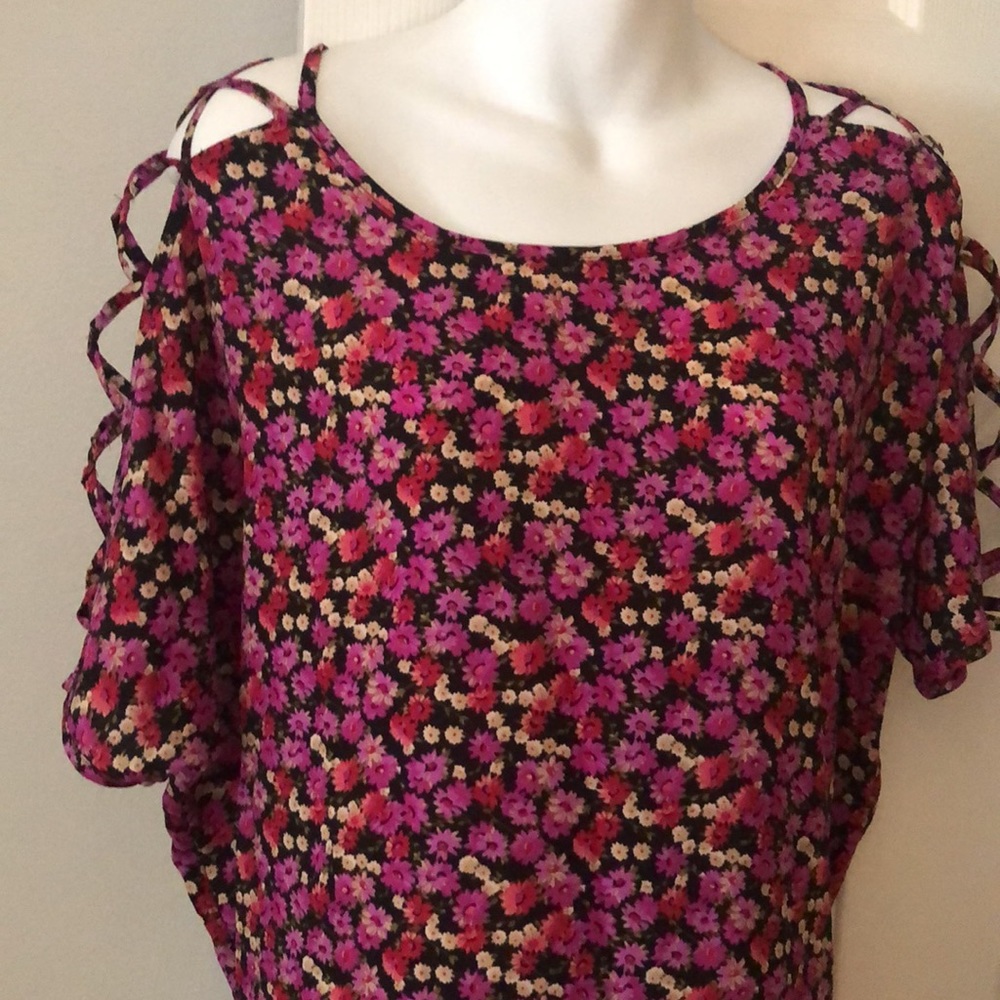 🌺4/$25🌺 Oversized Flower Blouse